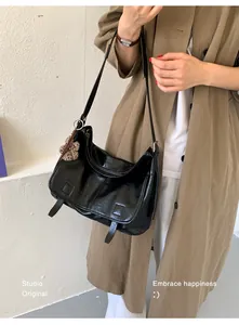 Dettaglio di una grande borsa a tracolla nera vintage per tutte le donne moderne
