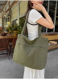 Vista laterale dettagliata di una borsa tote in tela verde oliva stropicciata donna