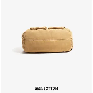 Detailansicht des flachen Bodens und der Nähte dieser khakifarbenen Segeltuchtasche