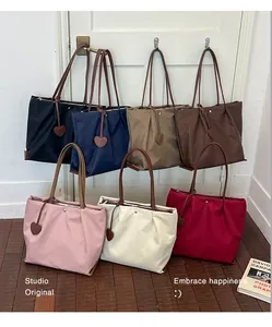Collection de sacs fourre-tout en nylon léger en sept couleurs avec détails en cœur
