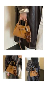 Detailansichten einer klassischen braunen gewebten Handtasche mit Teddybär-Anhänger