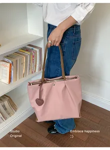 Sac fourre-tout léger en nylon rose avec breloque en forme de cœur pour le travail quotidien