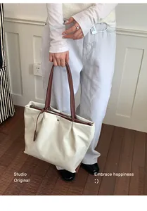 Sac fourre-tout léger en nylon blanc minimaliste avec bandoulières marron chic.