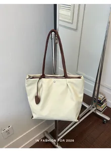 Grand sac à bandoulière en nylon crème léger avec lanières brunes et détail coeur