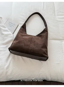 Detailansicht der braunen Wildleder-Tragetasche mit weicher Textur und geräumigem Inneren