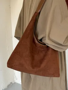 Große braune Wildleder-Einkaufstasche im Retro-Stil für herbstliche Mode und Büroalltag