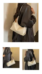 Stilvolle cremeweiße Hobo-Tasche in einer dreiteiligen Lifestyle-Modecollage gezeigt