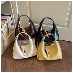 Stilvolle minimalistische Hobo-Schultertaschen in mehreren Farben mit Holzperlen.