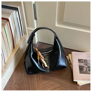 Elegante schwarze Hobo-Tasche mit stilvollem und farbenfrohem Holzperlen-Anhänger