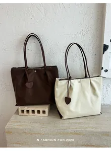 Vue détaillée de sacs fourre-tout en nylon légers marron et crème pour le trajet quotidien