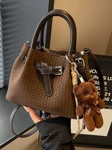 Elegante braune Handtasche mit Webmuster für Damen und süßem Plüschbär-Schlüsselanhänger