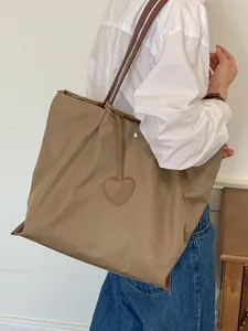 Sac fourre-tout élégant en nylon kaki avec breloque cœur pour le quotidien