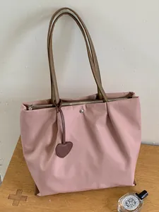 Sac cabas léger en nylon rose avec pendentif cœur pour le quotidien des femmes