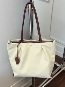Sac fourre-tout minimaliste en nylon crème pour femmes avec bretelles marron et breloque cœur