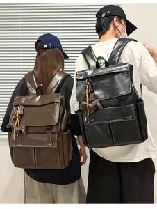 Sacs à dos vintage en similicuir noir et marron portés par des modèles vus de dos