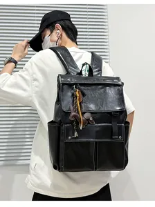 Sac à dos minimaliste en similicuir noir porté par un mannequin sur fond blanc