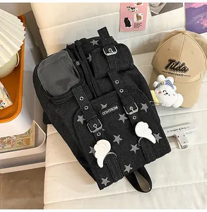 Detailansicht eines schwarzen Retro-Denim-Rucksacks mit Sternenmuster und Flügeln