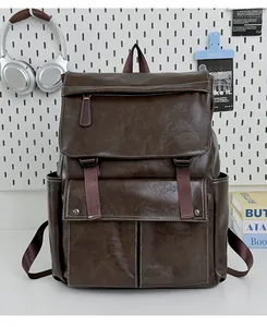 Vue détaillée d'un sac à dos vintage en similicuir marron avec coutures contrastées