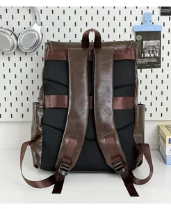 Vue arrière détaillée d'un sac à dos en cuir marron avec rembourrage en mesh respirant