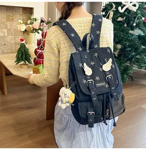 Detaillierte Nahaufnahme des Retro-Jeans-Rucksacks mit Sternmustern und Flügeldekor