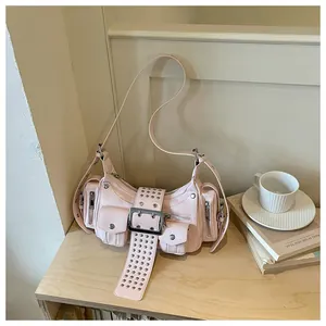 Detail van een vintage roze schoudertas van olieleer met klinknagels en een gesp