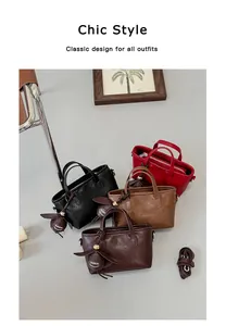 Vue détaillée de quatre mini sacs cabas de banlieue colorés dans divers tons élégants.