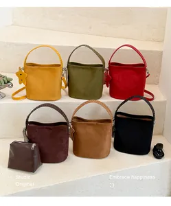 Sacs seau élégants en texture suède en six couleurs avec de jolies poignées tressées
