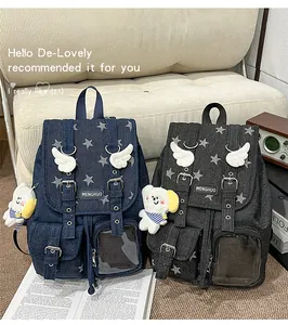 Detailansicht von Vintage-Denim-Rucksäcken mit Sternenmustern und Flügeldekor