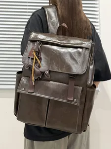 Sac à dos à la mode en similicuir texturé marron pour femme avec un joli charm chien