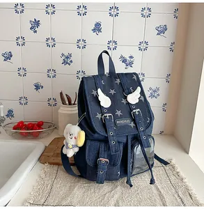 Retro-Jeans-Rucksack mit Sternenmuster, Flügeldeko und Plüschtier-Anhänger.