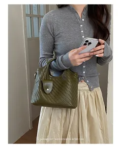 Sofisticado bolso de tejido verde oliva con un detalle estético retro