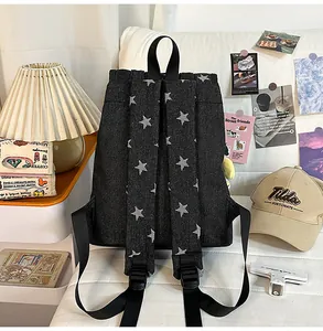 Rückansicht eines Retro-Rucksacks aus Denim mit Sternmuster und verstellbaren Gurten