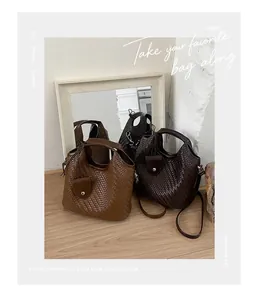 Vista de grupo de bolsos cubo tejidos minimalistas en marrón y chocolate para el día a día