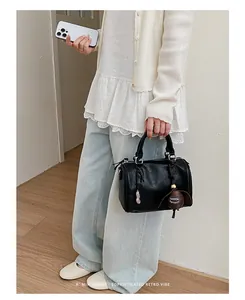 Sac Boston rétro noir classique pour femmes avec breloques de mode pour usage quotidien