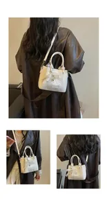 Vistas detalladas de un bolso tipo cubo blanco trenzado con lazo y perlas