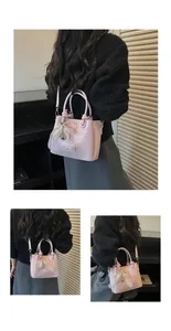 Vistas detalladas de un bolso de cubo rosa con textura tejida combinado con un suéter negro.