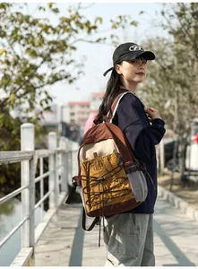 Detail eines leichten Outdoor-Wanderrucksacks, getragen von einem Model in der Natur.