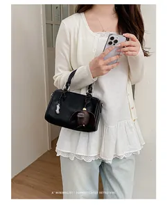 Sac à main Boston rétro noir, sac bandoulière élégant style polochon pour mode féminine