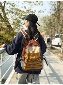 Großer Outdoor-Wanderrucksack in einer Lifestyle-Szene, getragen von einer Person