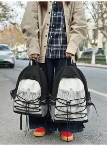 Strapazierfähiger Outdoor-Wanderrucksack mit großer Kapazität für Damen in Schwarz-Weiß.