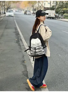 Detailansicht eines großen Wanderrucksacks, getragen von einem Modell in einer Stadtstraße