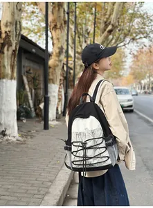 Großer schwarz-weißer Outdoor-Wanderrucksack in einer detaillierten Straßenansicht