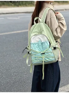 Leichter Wanderrucksack für Damen präsentiert in einer Outdoor-Lifestyle-Umgebung