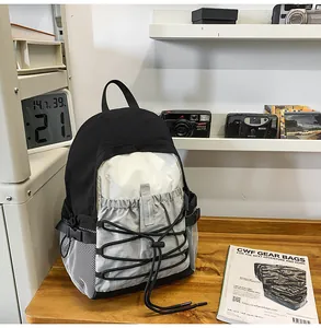 Leichter schwarz-grauer Wanderrucksack, präsentiert in einer Lifestyle-Umgebung