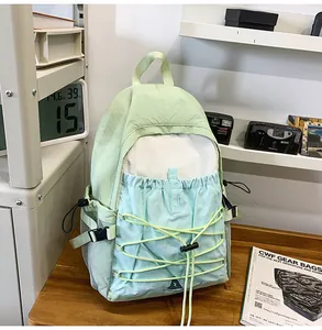 Detailansicht eines leichten minzgrünen Outdoor-Rucksacks in einer kreativen Studio-Umgebung.