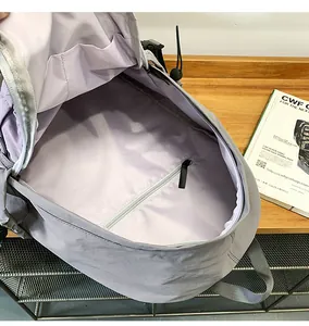 Detailansicht des geräumigen violetten Innenfutters und der Reißverschlusstasche des Rucksacks
