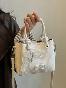 Elegante bolso de hombro tipo cubo tejido en blanco con lazo de encaje de perlas para mujer