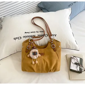 Bolso tote retro amarillo mostaza grande con amuleto de oveja y correas cafés