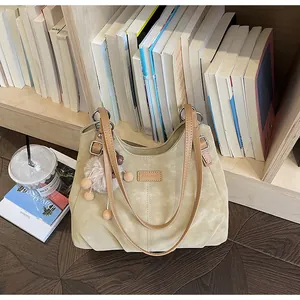 Detalle de un bolso tote beige vintage con textura suave