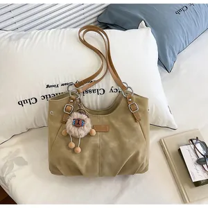 Bolso tote vintage de cuero sintético caqui con un lindo detalle de oveja peluda